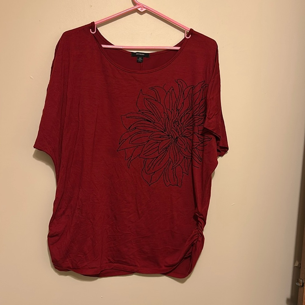 Espresso Red Short Sleeve Tee with Floral Design